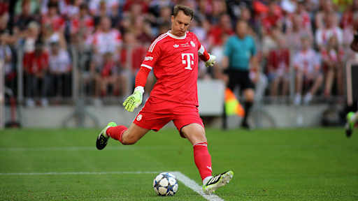 Manuel Neuer spielt einen Pass im Testspiel des FC Bayern gegen Tottenham Hotspur.