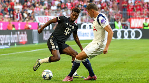 Kingsley Coman dribbelt mit dem Ball im Testspiel des FC Bayern gegen Tottenham Hotspur.