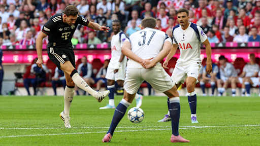 Leon Goretzka beim Torschuss im Testspiel des FC Bayern gegen Tottenham Hotspur
