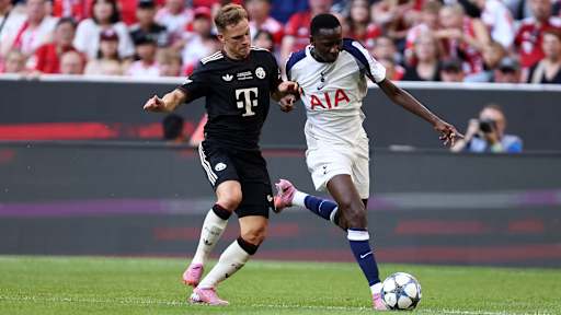 Joshua Kimmich führt einen Zweikampf im Testspiel des FC Bayern gegen Tottenham Hotspur.