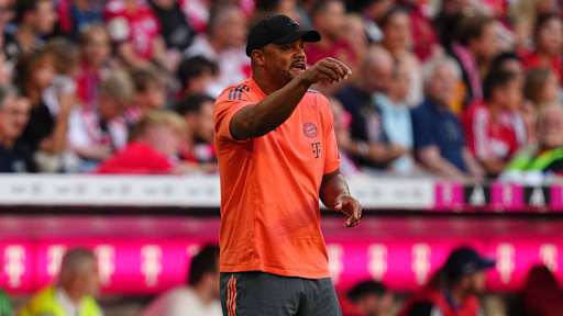Trainer Vincent Kompany coacht an der Seitenlinie während des Testspiels des FC Bayern gegen Tottenham Hotspur.