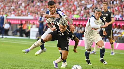 Luis Diaz führt einen Zweikampf im Testspiel des FC Bayern gegen Tottenham Hotspur.