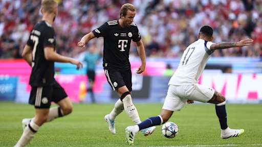 Harry Kane dribbelt mit dem Ball im Testspiel des FC Bayern gegen Tottenham Hotspur.