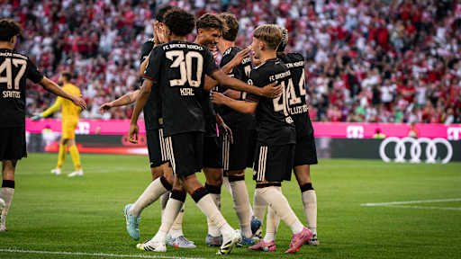 Lennart Karl bejubelt sein Tor zum 3:0 im Testspiel des FC Bayern gegen Tottenham Hotspur.