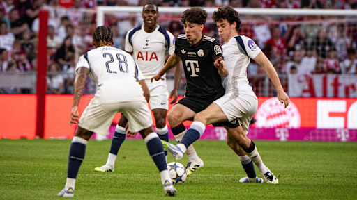 David Daiber dribbelt mit dem Ball im Testspiel des FC Bayern gegen Tottenham Hotspur.