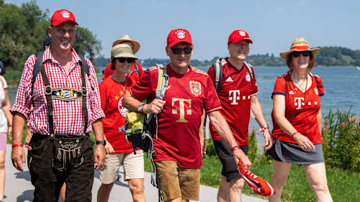 Der Aufstiegsmarsch des FC Bayern am Tegernsee