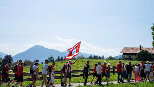 Der Aufstiegsmarsch des FC Bayern am Tegernsee