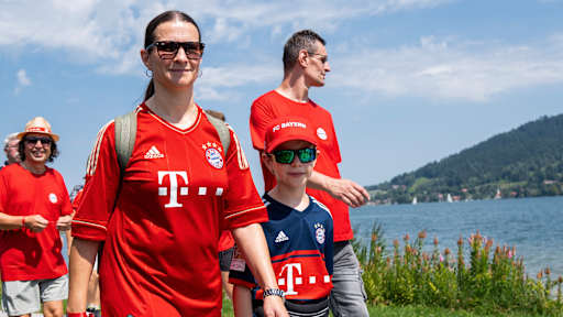Der Aufstiegsmarsch des FC Bayern am Tegernsee