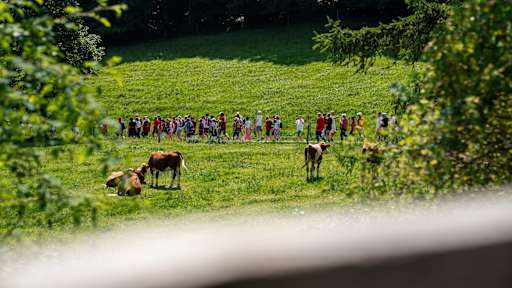Der Aufstiegsmarsch des FC Bayern am Tegernsee