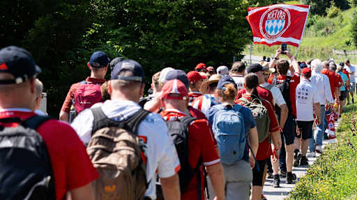 Der Aufstiegsmarsch des FC Bayern am Tegernsee