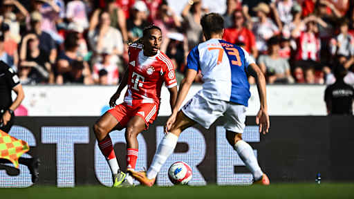 Sacha Boey im Zweikampf während des Testspiels des FC Bayern beim Grasshopper Club Zürich