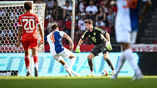 Jonas Urbig kommt im Testspiel des FC Bayern beim Grashopper Club Zürich vor Gegenspieler Nikolas Muci an den Ball