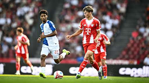 Magnus Dalpiaz mit Ball am Fuß im Testspiel des FC Bayern beim Grashopper Club Zürich
