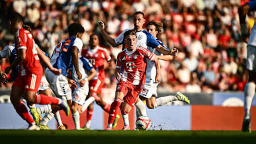 Lennart Karl im Zweikämpf während des Testspiels des FC Bayern beim Grashopper Club Zürich