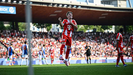 Lennart Karl bejubelt seinen Führungstreffer im Testspiel des FC Bayern beim Grashopper Club Zürich