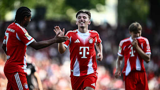 Lennart Karl bejubelt seinen Führungstreffer im Testspiel des FC Bayern beim Grashopper Club Zürich