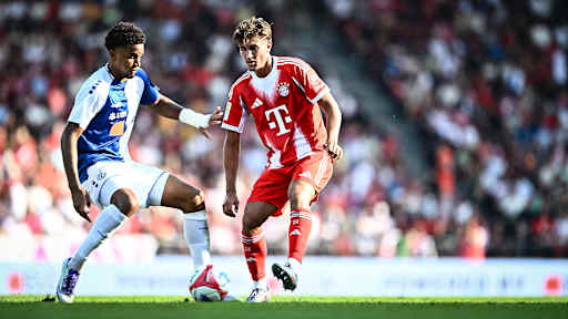 Tom Bischof im Zweikampf während des Testspiels des FC Bayern beim Grashopper Club Zürich