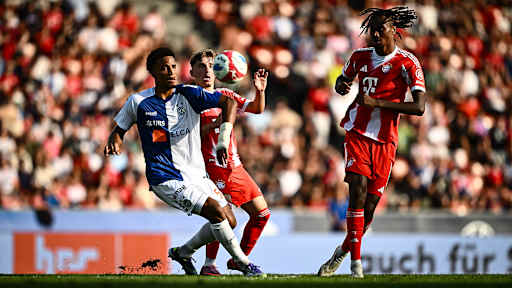 Jonah Kusi-Asare beim Torschuss zum 2:0-Führungstreffer im Testspiel des FC Bayern beim Grashopper Club Zürich