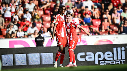 Jonah Kusi-Asare und Lennart Karl bejubeln das 2:0 im Testspiel des FC Bayern beim Grashopper Club Zürich