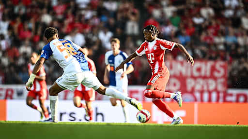 Wisdom Mike im Zweikampf während des Testspiels des FC Bayern beim Grashopper Club Zürich