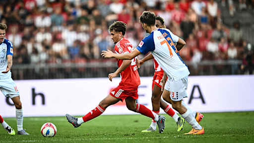 Tom Bischof im Testspiel des FC Bayern beim Grashopper Club Zürich mit Ball am Fuß