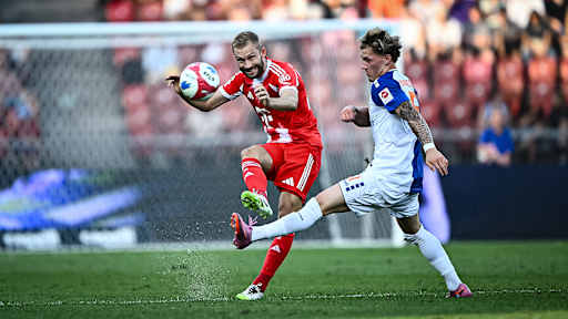 Konrad Laimer beim Torschuss im Testspiel des FC Bayern beim Grashopper Club Zürich