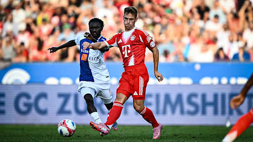 Joshua Kimmich mit Ball am Fuß im Testspiel des FC Bayern beim Grashopper Club Zürich