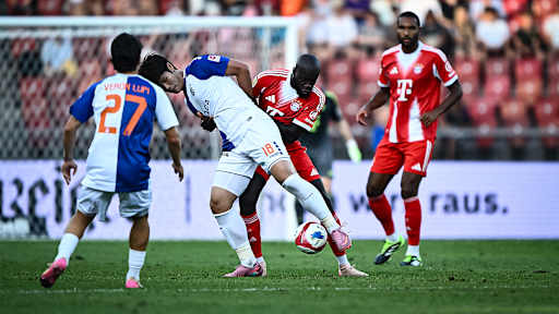 Dayot Upamecano im Zweikampf mit Youngjun Lee im Testspiel des FC Bayern beim Grashopper Club Zürich