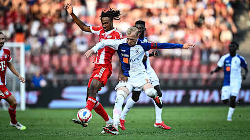 Jonah Kusi-Asare im Zweikampf mit Saulo Decarli im Testspiel des FC Bayern beim Grashopper Club Zürich