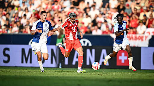 Luis Díaz im Laufduell während des Testspiels des FC Bayern beim Grasshopper Club Zürich