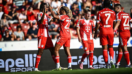 Jonah Kusi-Asare, Sacha Boey und Co. bejubeln den Testspielsieg des FC Bayern beim Grasshopper Club Zürich
