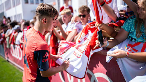 Die Spieler des FC Bayern beim öffentlichen Training am Samstag an der Säbener Straße.