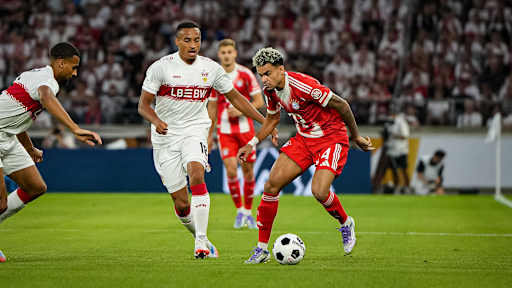 Luis Díaz mit Ball am Fuß während des Franz Beckenbauer-Supercup zwischen dem VfB Stuttgart und dem FC Bayern