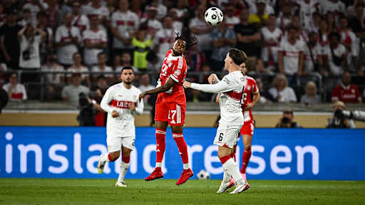 Michael Olise beim Kopfball während des Franz Beckenbauer-Supercup zwischen dem VfB Stuttgart und dem FC Bayern