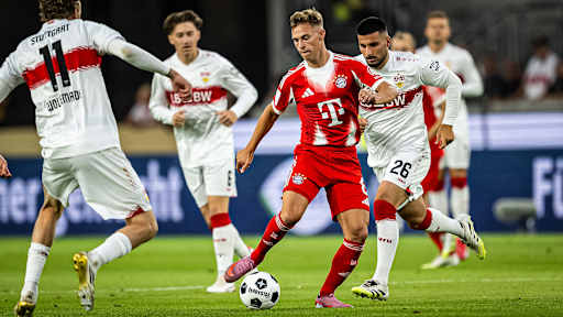 Joshua Kimmich alleine gegen drei während des Franz Beckenbauer-Supercup zwischen dem VfB Stuttgart und dem FC Bayern