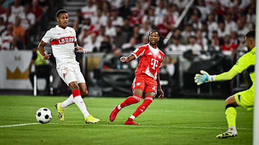 Michael Olise legt vor dem Tor quer während des Franz Beckenbauer-Supercup zwischen dem VfB Stuttgart und dem FC Bayern