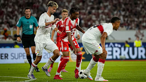 Michael Olise im Zweikampf mit Ata Karazor während des Franz Beckenbauer-Supercup zwischen dem VfB Stuttgart und dem FC Bayern