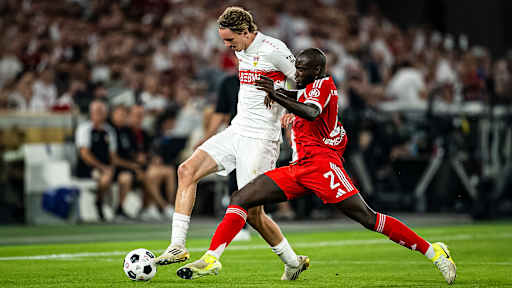 Dayot Upamecano und Nick Woltemade im Zweikampf während des Franz Beckenbauer-Supercup zwischen dem VfB Stuttgart und dem FC Bayern