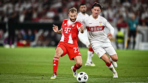 Konrad Laimer im Zweikampf mit Angelo Stiller während des Franz Beckenbauer-Supercup zwischen dem VfB Stuttgart und dem FC Bayern