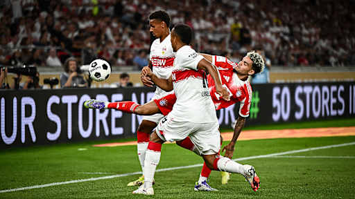 Luis Díaz wird in die Zange genommen während des Franz Beckenbauer-Supercup zwischen dem VfB Stuttgart und dem FC Bayern