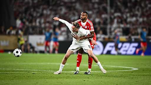 Jonathan Tah im Zweikampf mit Nick Woltemade während des Franz Beckenbauer-Supercup zwischen dem VfB Stuttgart und dem FC Bayern