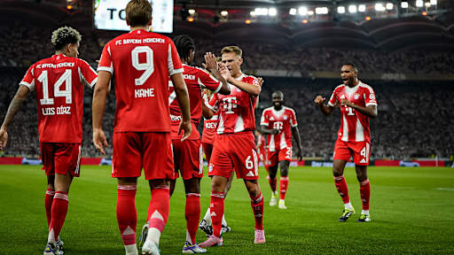 Joshua Kimmich und seine Teamkollegen bejubeln das Tor zum 2:0 ein während des Franz Beckenbauer-Supercup zwischen dem VfB Stuttgart und dem FC Bayern