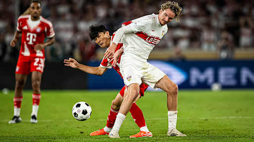 Minjae Kim im Zweikampf mit Nick Woltemade während des Franz Beckenbauer-Supercup zwischen dem VfB Stuttgart und dem FC Bayern