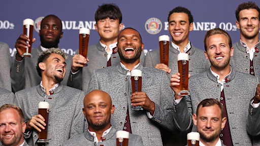 Luis Diaz, Jonathan Tah und Harry Kane achen mit einem Weißbierglas in der Hand