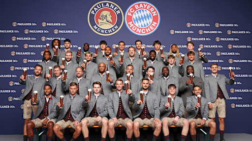 Mannschaftsfoto des FC Bayern mit Paulaner