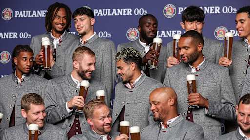 Spieler des FC Bayern stoßen mit Weißbier an