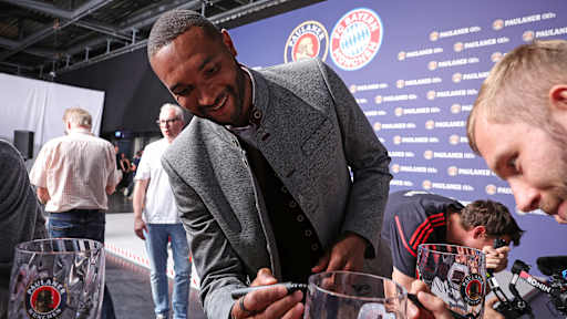 Jonathan Tah und Konrad Laimer unterschreiben einen Maßkrug