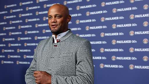 Vincent Kompany trägt Tracht