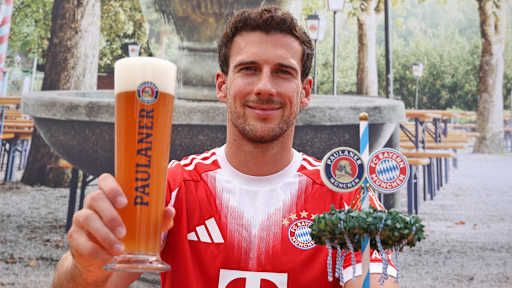 Leon Goretzka prostet mit einem Weißbierglas
