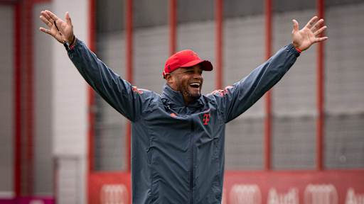 Vincent Kompany jubelt im Training des FC Bayern